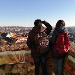 Blick über Graz. Liz Coronado und Orelio Godínez zeigten sich sehr dankbar für die Unterstützung der Dreikönigsaktion.