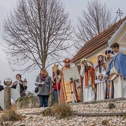 „Sternsingen anders“.  Die Firmlinge dieses Jahres zogen mit ihren Begleitern nicht wie gewohnt von Haus zu Haus, sondern brachten an mehreren Stationen den Segen zur Bevölkerung.