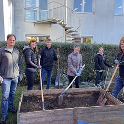 Ein 5-köpfiges Team der KJ Heiligenkreuz nutzt die 72 Stunden, um das Ressidorf wieder auf Vordermann zu bringen. Am ersten Tag wurden die Fassaden der Wohnungen und der Aufenthaltsraum geputzt, am zweiten Tag wird das alte morsche Hochbeet entfernt 